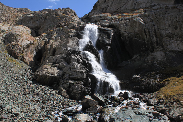 водопад на подходе к озеру АлаКоль