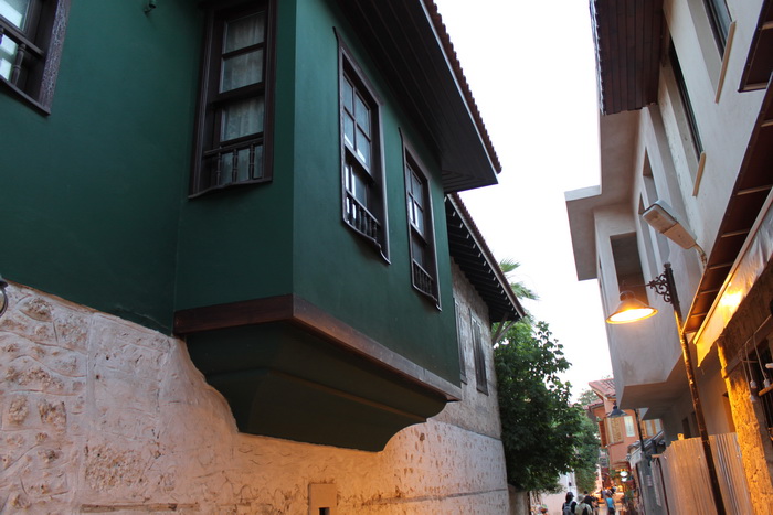 Двухэтажные домики в старом османском стиле.