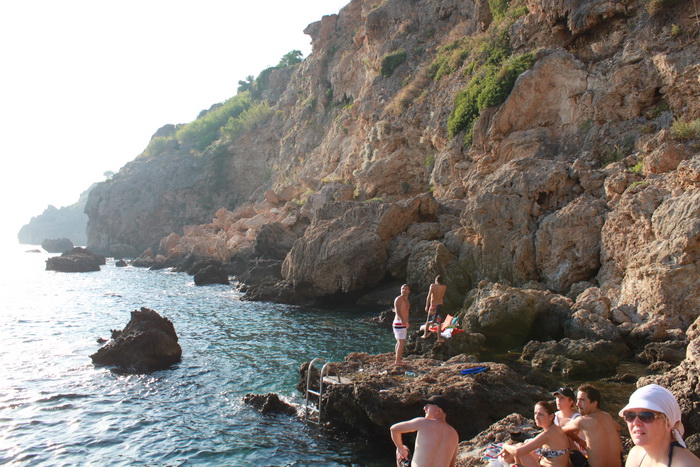 Средиземное море. Пляж на скалах.