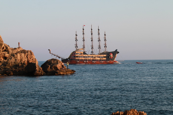 пиратский парусник в средиземном море