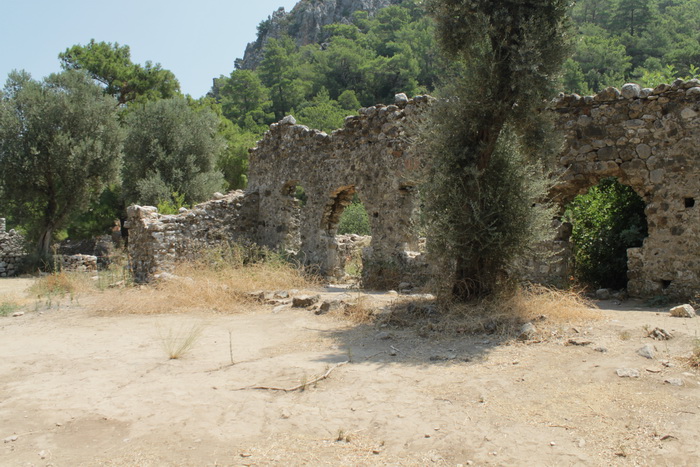Античные строения города Олимпос.