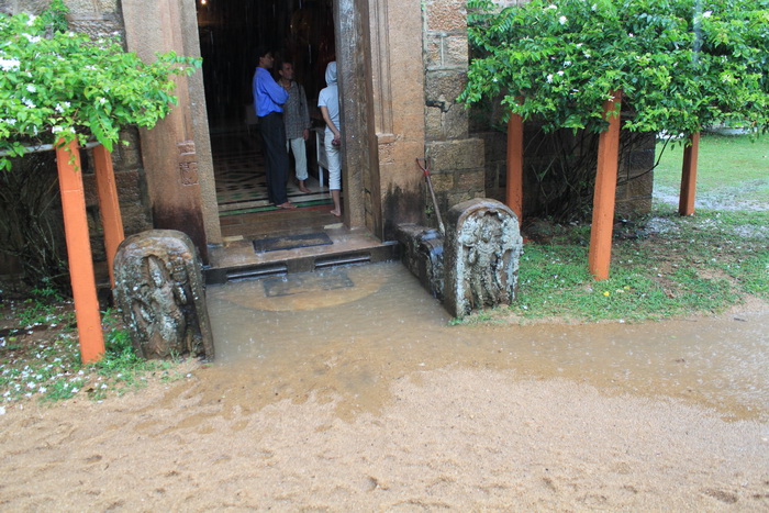 Анурадхапура. Храм Инсурмуния. Дождь.