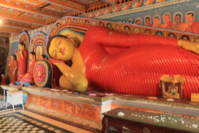 Анурадхапура. Храм Инсурмуния. Статуя лежащего Будды.