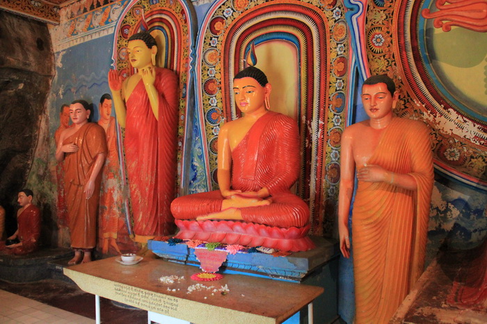 Анурадхапура. Храм Инсурмуния. Статуи Будды.