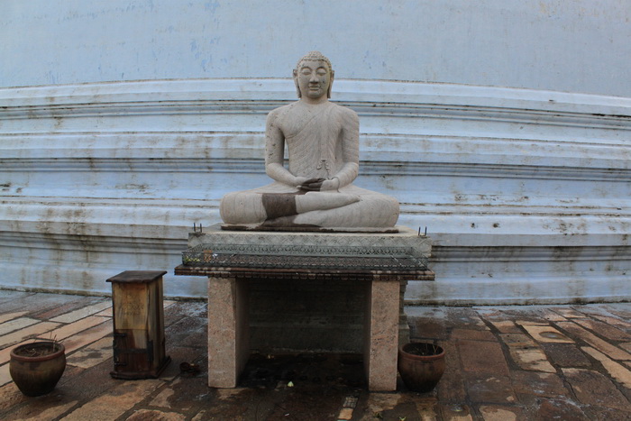 Анурадхапура. Ступа Мирисаветия. Будда.