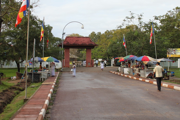 Анурадхапура. Перед входом в Шри Маха Бодхи.