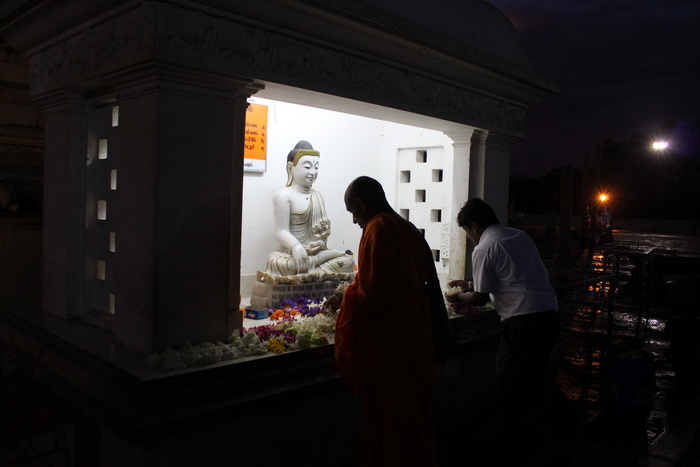 Анурадхапура. Дагоба Руанвели. Вечерняя молитва.