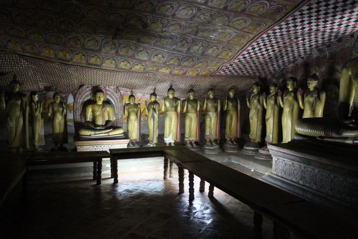 Дамбулла. Пещерный храм. Золотые статуи Будды.