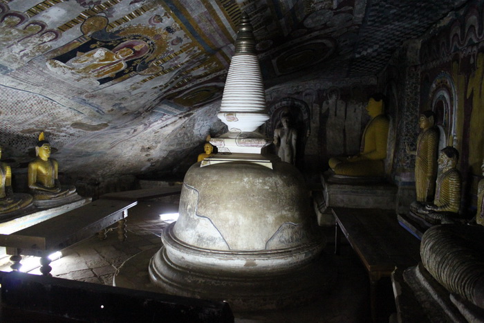 Дамбулла. Пещерный храм. Дагоба в пещере.