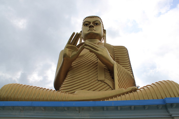 Дамбулла. Статуя золотого Будды.