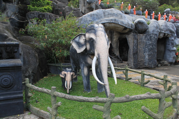 Дамбулла. Охранные слоны золотого храма.