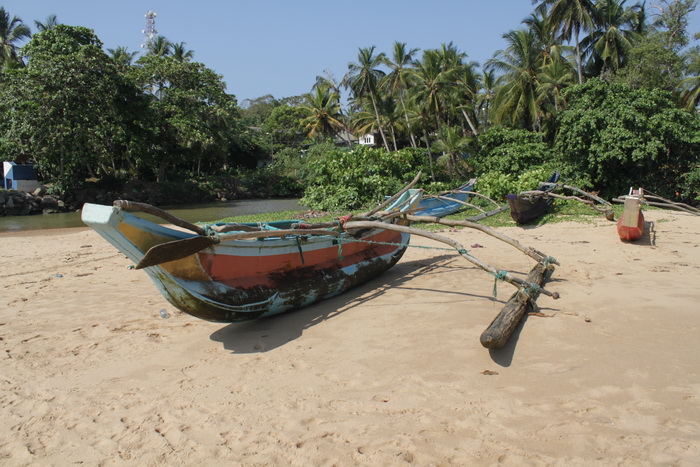 Тангалле. Обычная Шри-Ланкийская рыбацкая лодка.