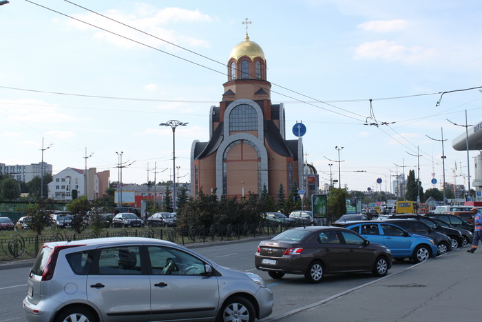 Киев. Привокзальная церковь.