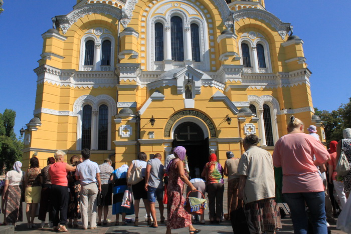 Киев. Батюшка совершает обход вокруг церкви.