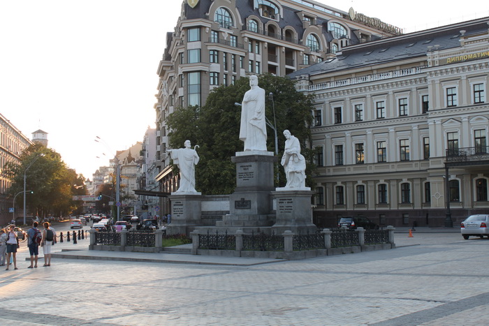 Киев. Памятник Княгине Ольге у Михайловского монастыря.