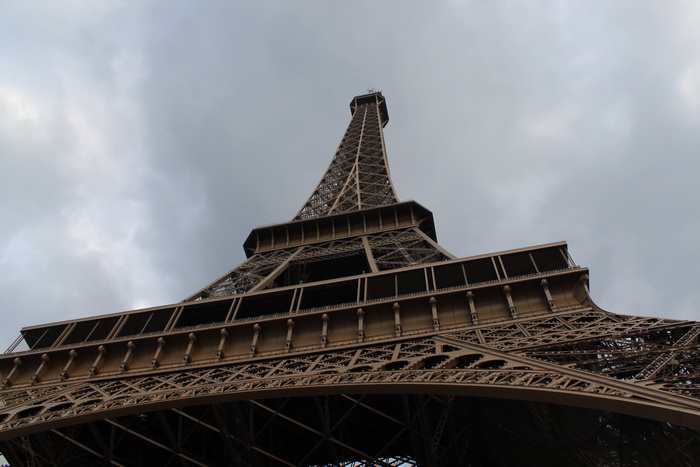 Париж. Эйфелева башня. Вид снизу.