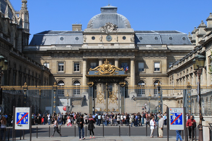 Париж. Дворец Правосудия и очередь за билетами.