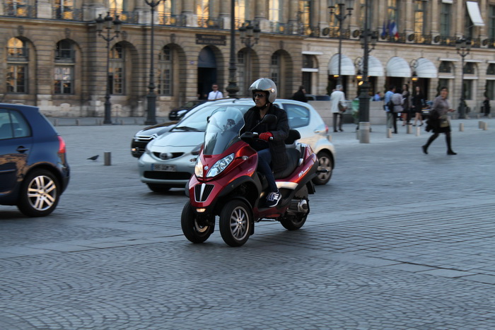 Париж. Вандомская площадь. Трехколесный скутер.
