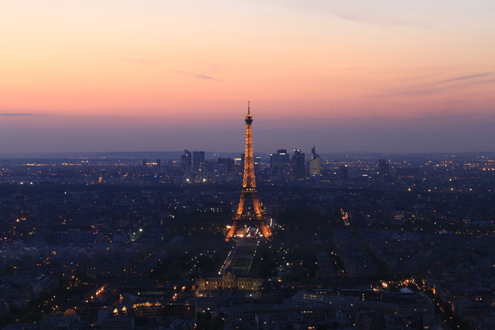 Париж. Монпарнас. Эйфелева башня на закате.