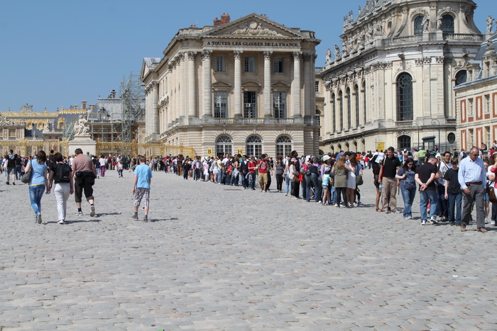 Версаль. Очереди за билетами в Версальский дворец.