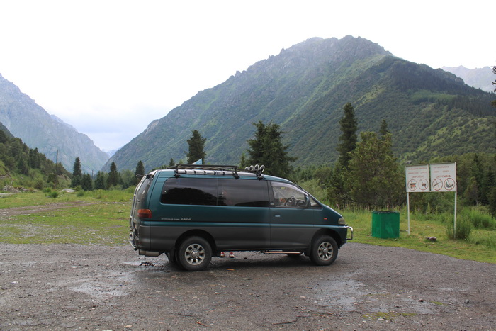 Киргизия. Ала-Арча. Парковка перед тропой на Адыгене.