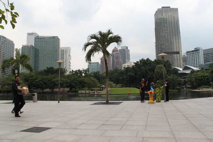 Малайзия. Куала-Лумпур. Башни Петронас. Парк.