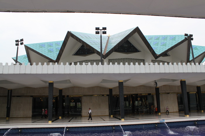 Куала-Лумпур. Голубая крыша мечети Masjid Negara.