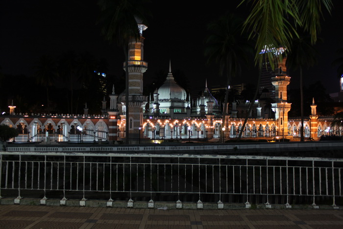 Куала-Лумпур. Мечеть Masjid Jamek ночью.