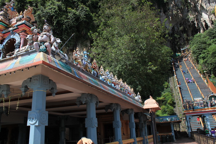 Куала-Лумпур. Пещеры Бату. Фигурки богов на крыше храма.
