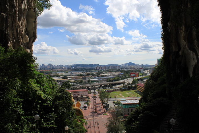 Куала-Лумпур. Пещеры Бату. Вид из храмовой пещеры на панораму города.