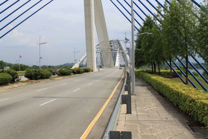 Путраджая. Мост перед въездом в город.