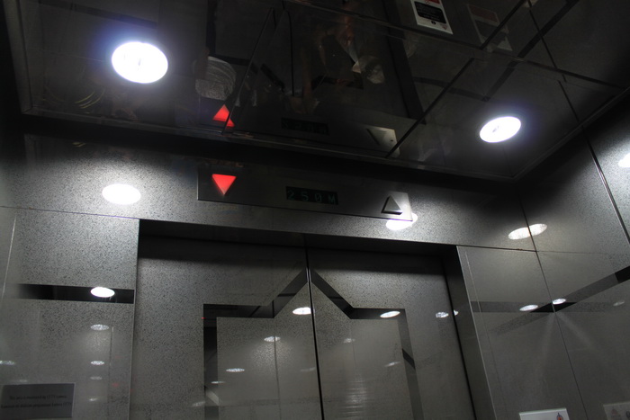 Куала-Лумпур. Скоростной лифт в телебашне Менара.