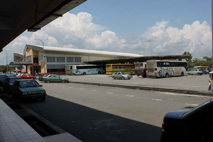 Малайзия. Автовокзал в Мерсинге.
