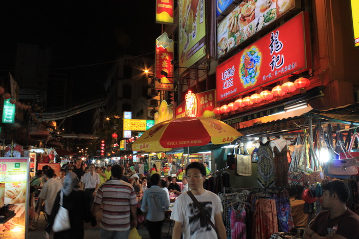 Куала-Лумпур. Улица Петалинг. Китайский квартал ночью.