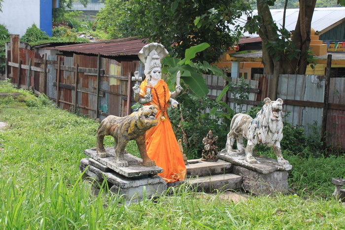 Куала-Лумпур. Заброшенные статуи индийских богов.