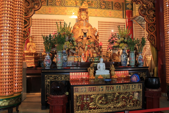 Куала-Лумпур. Алтарь богини Tian Hou в храме Thean Hou.