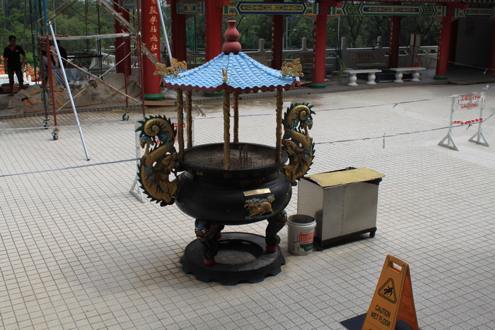 Куала-Лумпур. Ваза с песком для ароматических палочек в храме Thean Hou.