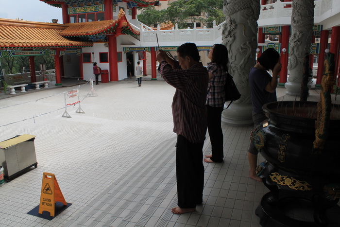 Куала-Лумпур. Буддист во время молитвы в храме Thean Hou.