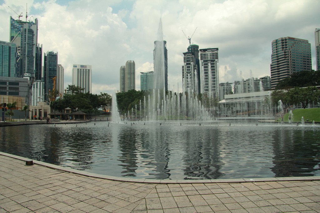 Куала-Лумпур. Фонтаны на фоне небоскребов.