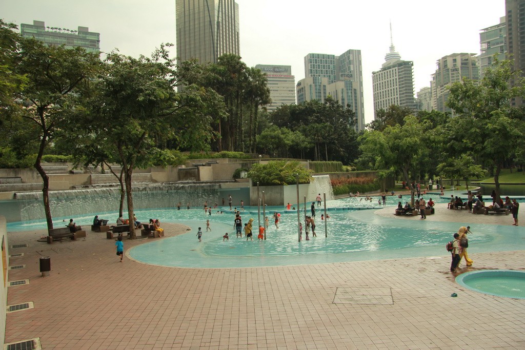 Куала-Лумпур. Бассейн в парке Taman KLCC.