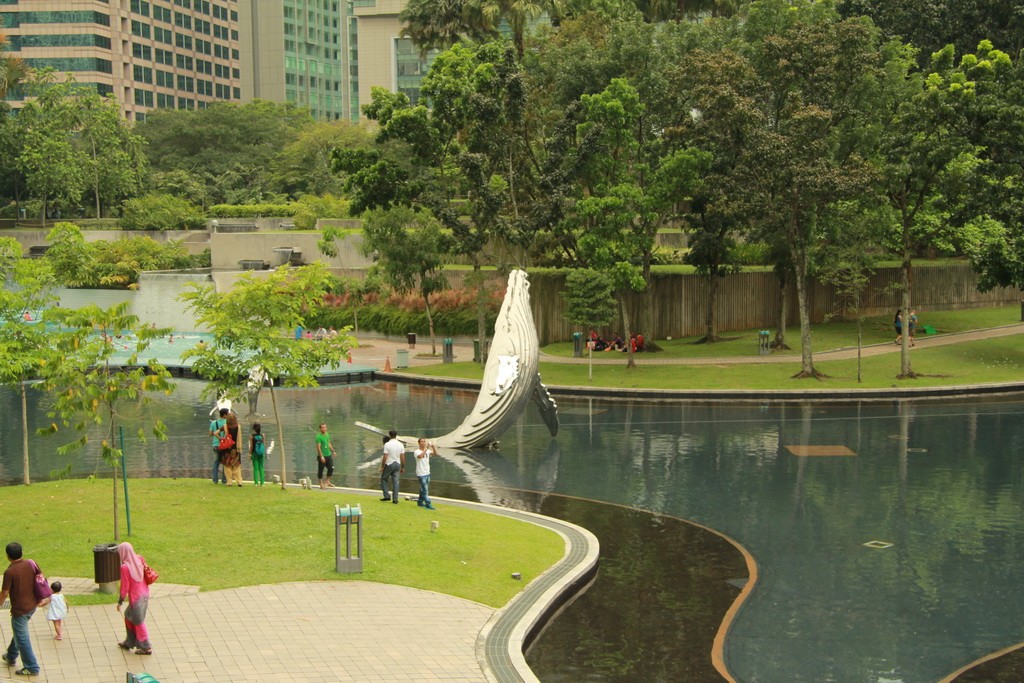 Куала-Лумпур. Пруд в парке Taman KLCC.