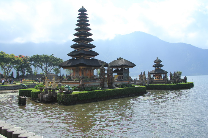 Бали. Храм Пура Улун Дану на озере Братан.