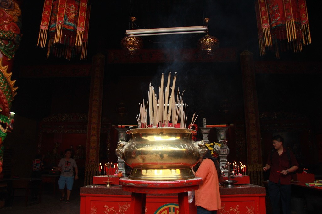 Куала-Лумпур. Храм Guan Di. Молитвенные палочки.