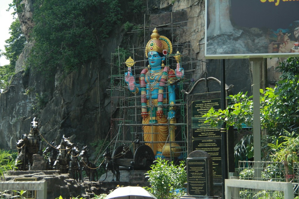 Куала-Лумпур. Пещеры Бату. Бог Рама на колеснице.