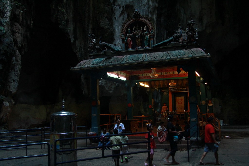 Куала-Лумпур. Пещеры Бату. Внутри храмовой пещеры.