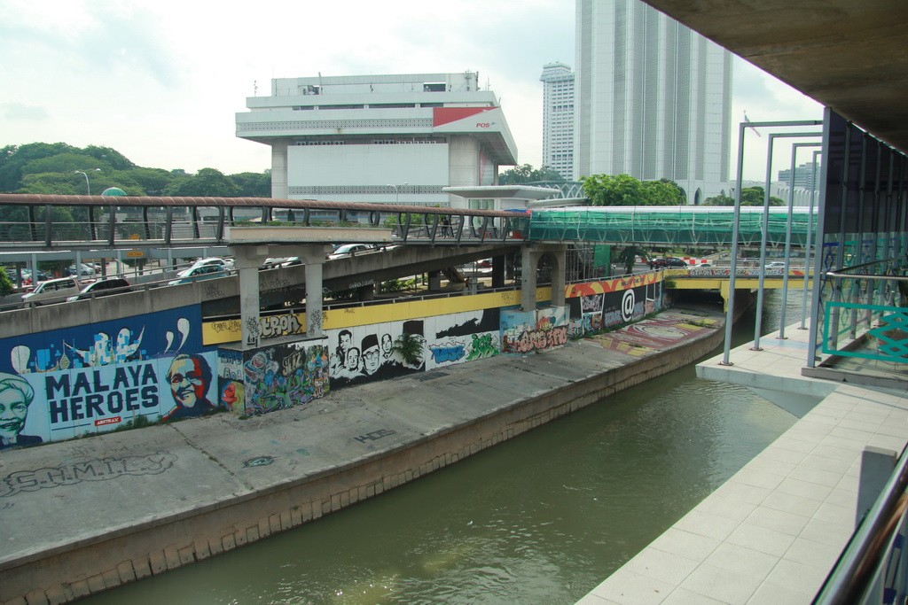 Куала-Лумпур. Граффити у станции Pasar Seni.