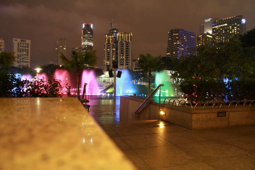 Куала-Лумпур. Танцующие фонтаны.