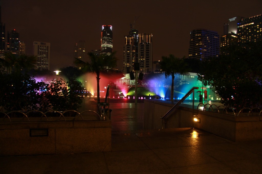Куала-Лумпур. Танцующие фонтаны.
