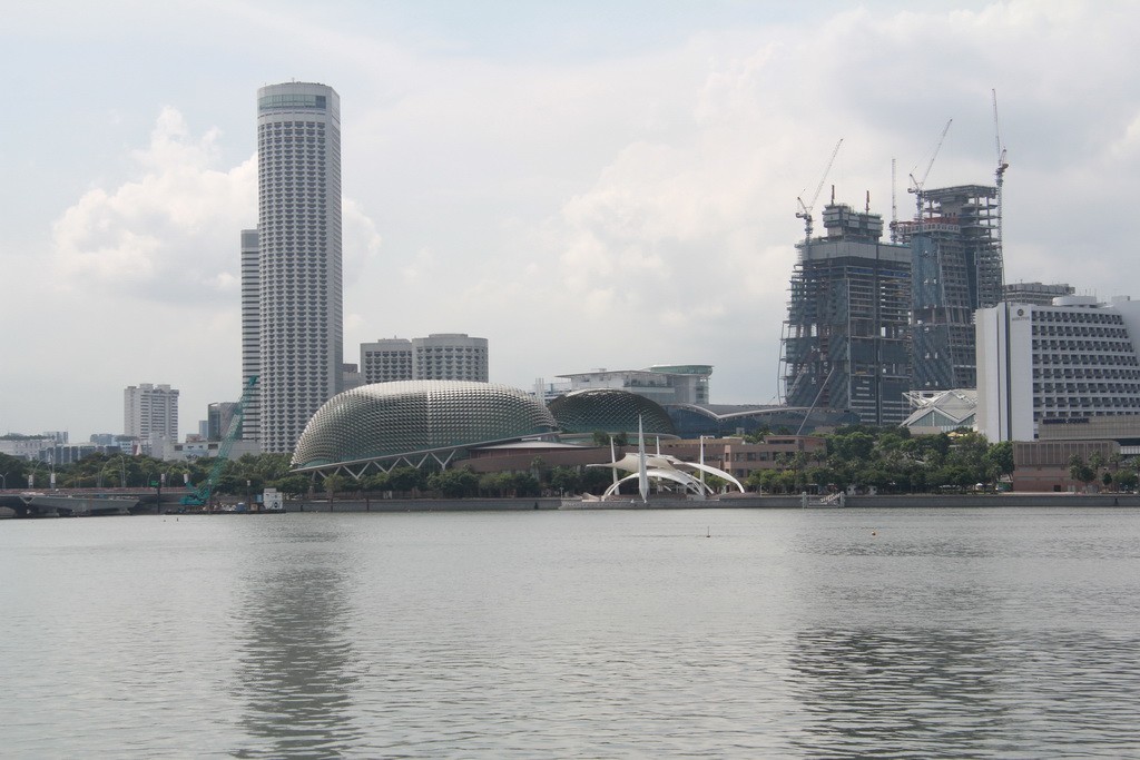 Сингапур. Театр Эспланада в форме двух половинок дуриана.