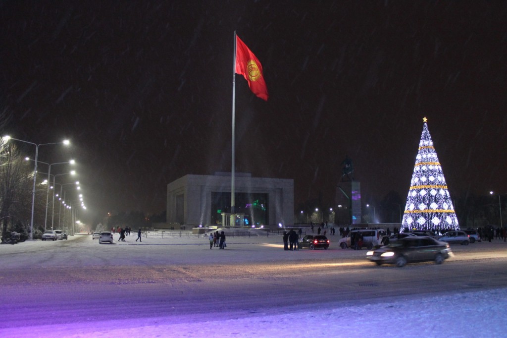 Киргизия. Новогодня ёлка на площади Ала-Тоо.